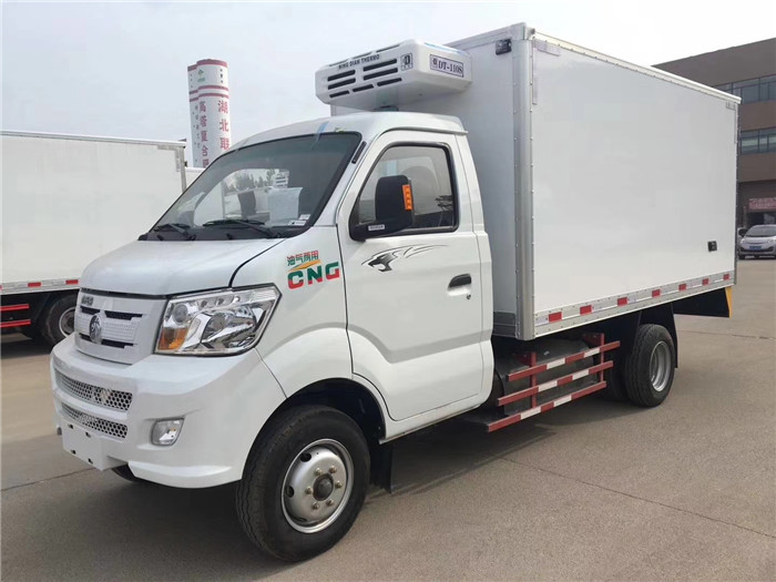 重汽王牌油气两用3米7冷藏车