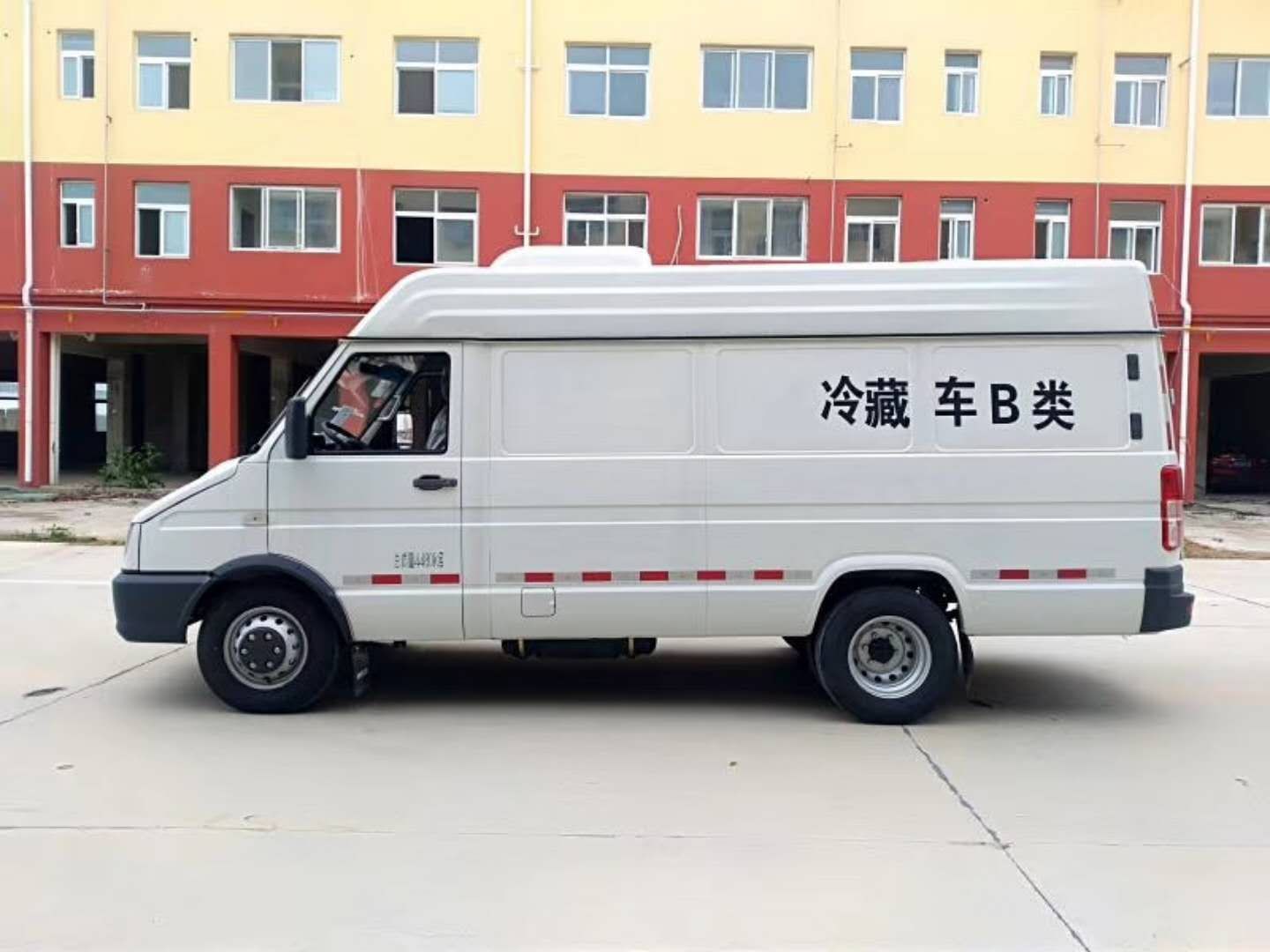 依维柯后双轮8.4方面包冷藏车 